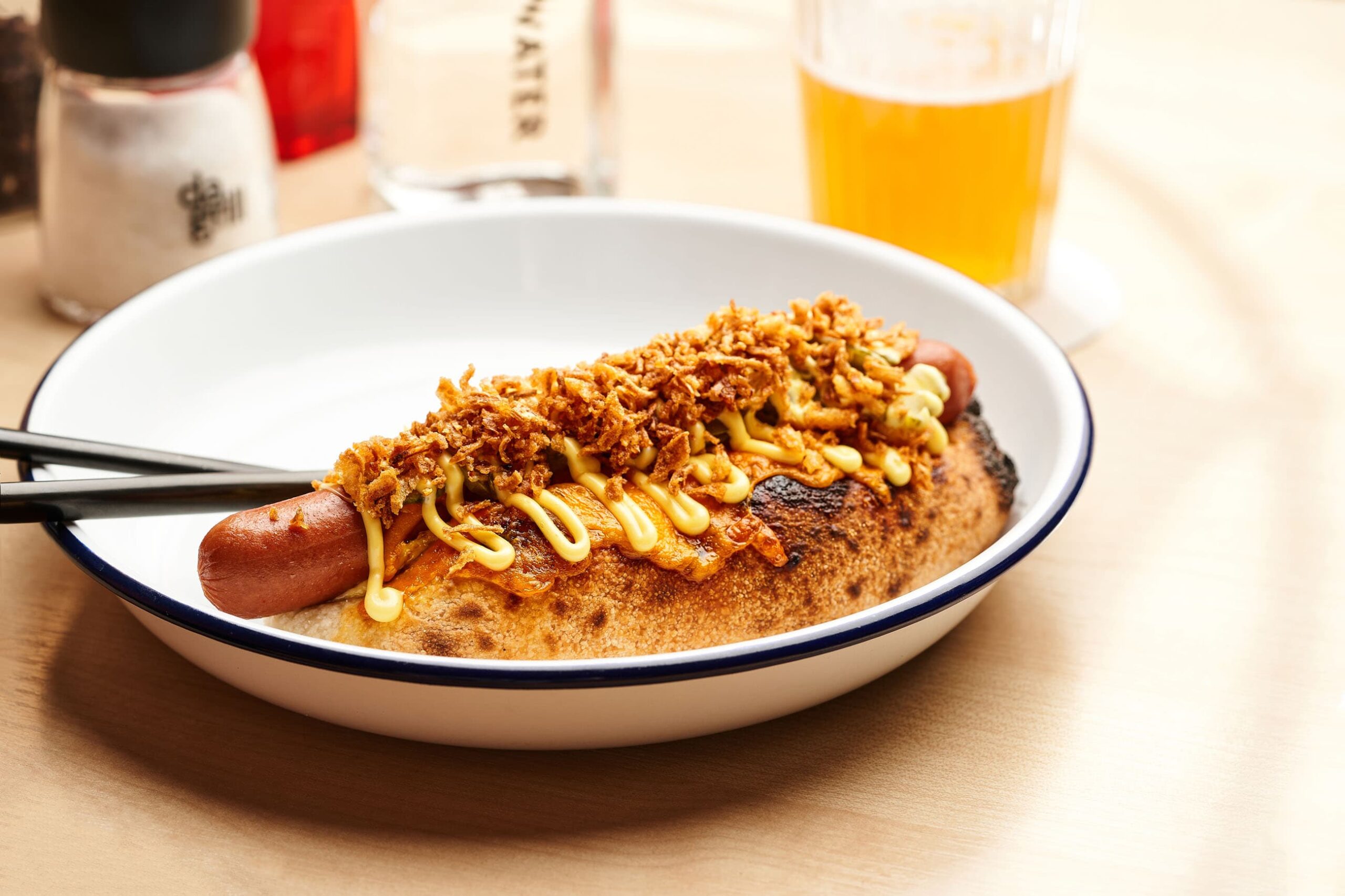 Съёмка меню кафе: крафтовый хот-дог крупным планом, DaGrill