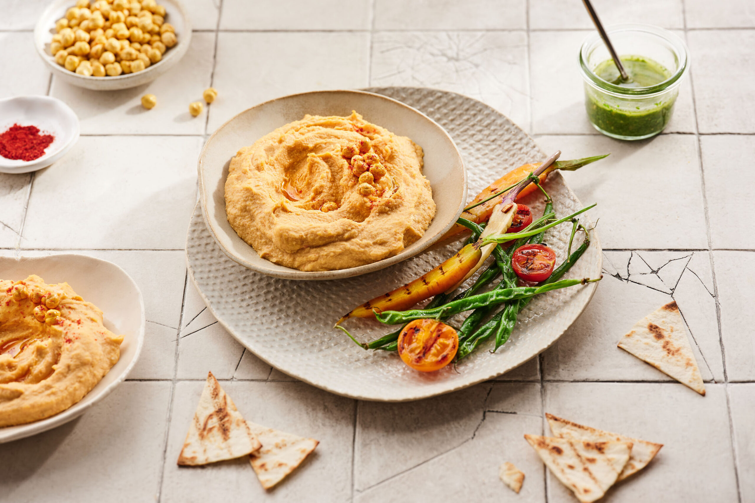 Фото еды для лендинга — хумус с топпингами, бренд Самое время, Минск