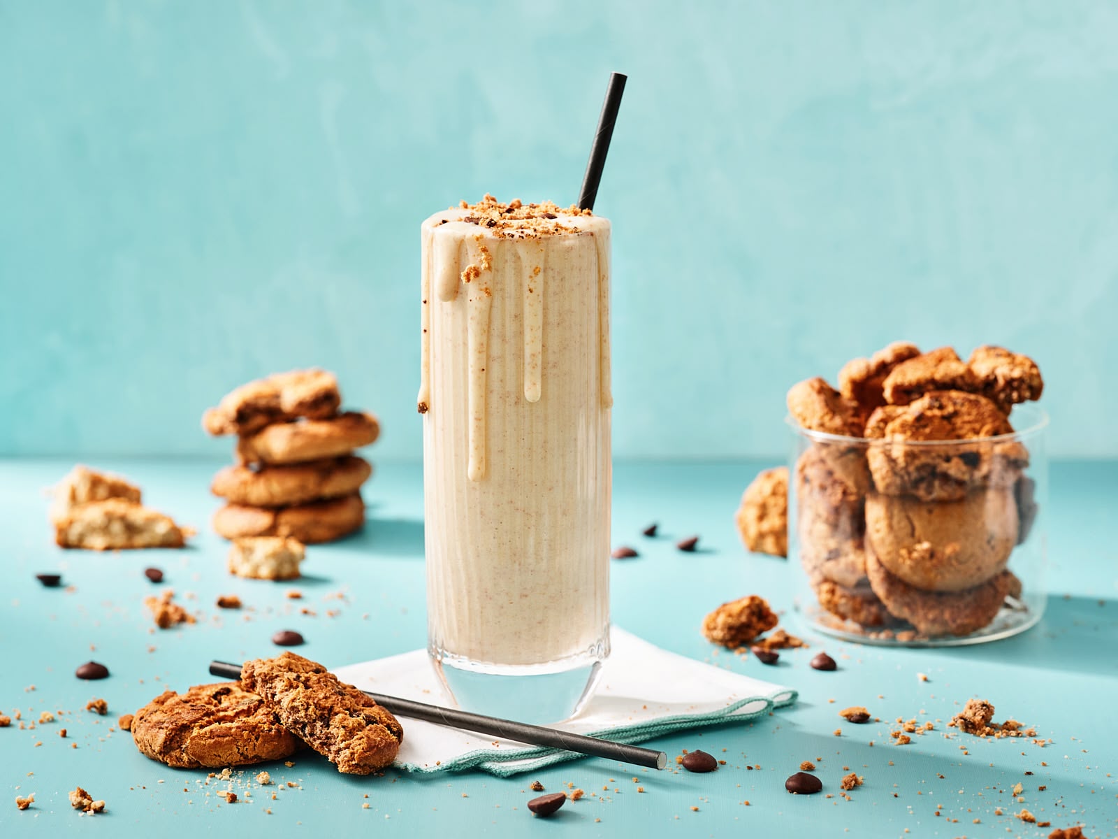 Herbalife Formula 1 cookie flavor shake in glass with crushed cookies — beverage photography Minsk